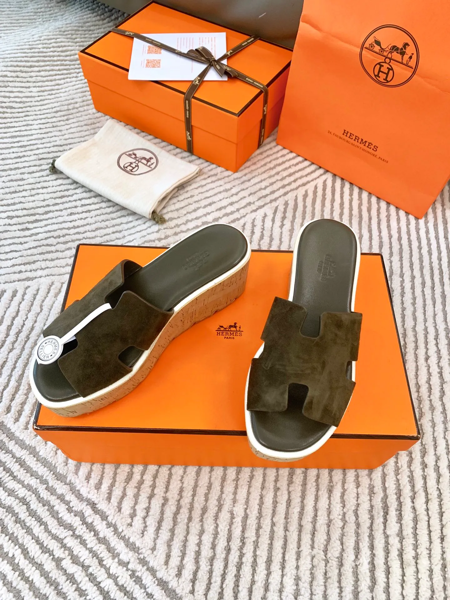 👟👟Ex-factory price 500👟👟 Peak enamel is made by hand, supreme purchasing agent level! Hermes spring and summer new slippers, high-end customization, exclusive products, the highest version in the industry, authentic mold opening and customization, laminating technology, heavy investment in development of a fully matched steel mold, perfect authentic version of the logo, exclusive correct version of the original font, Italian original calfskin cut upper, non-slip rubber outsole, lining: foot pads, pure imported Italian mixed breed, environmentally friendly goatskin, genuine leather welt, original packaging size: 34~41 (34.40. 41) Customized-no returns or exchanges